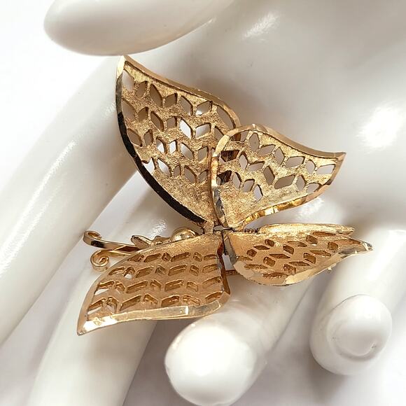 Vintage Gold Butterfly Brooch, Articulated Wings, Filigree Mid-Century Jewelry - Picture 3 of 10